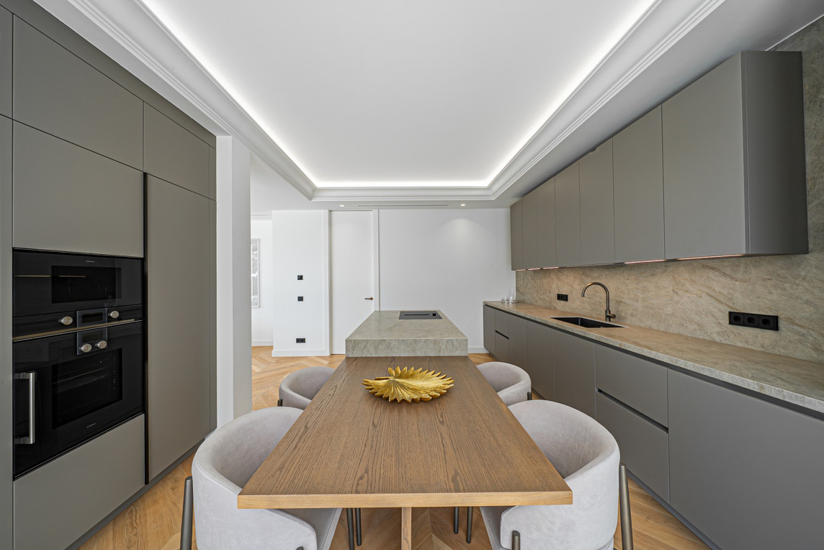 6 Bedroom Villa for Sale in The Golden Mile — 4