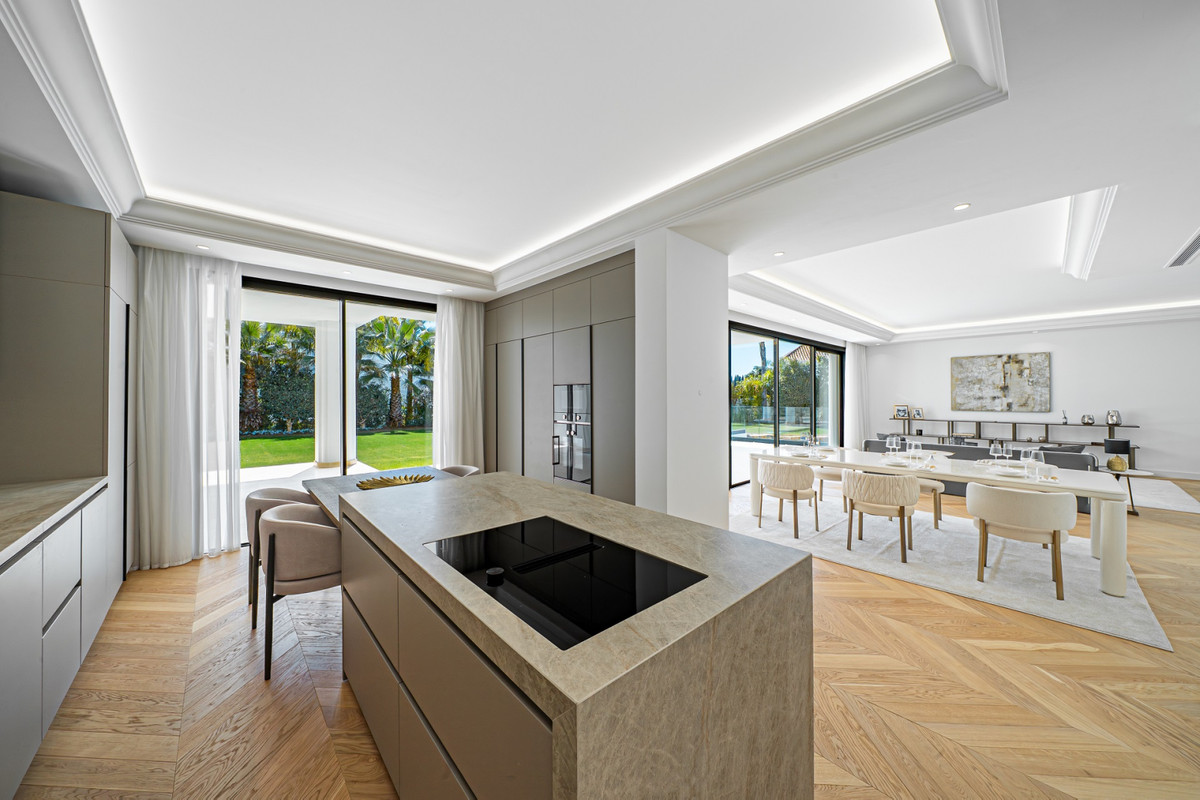 6 Bedroom Villa for Sale in The Golden Mile — 6