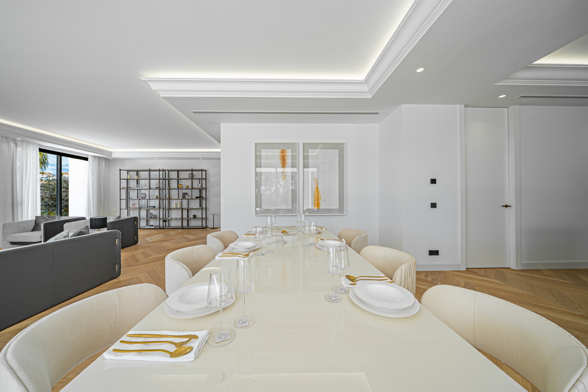 6 Bedroom Villa for Sale in The Golden Mile — 9