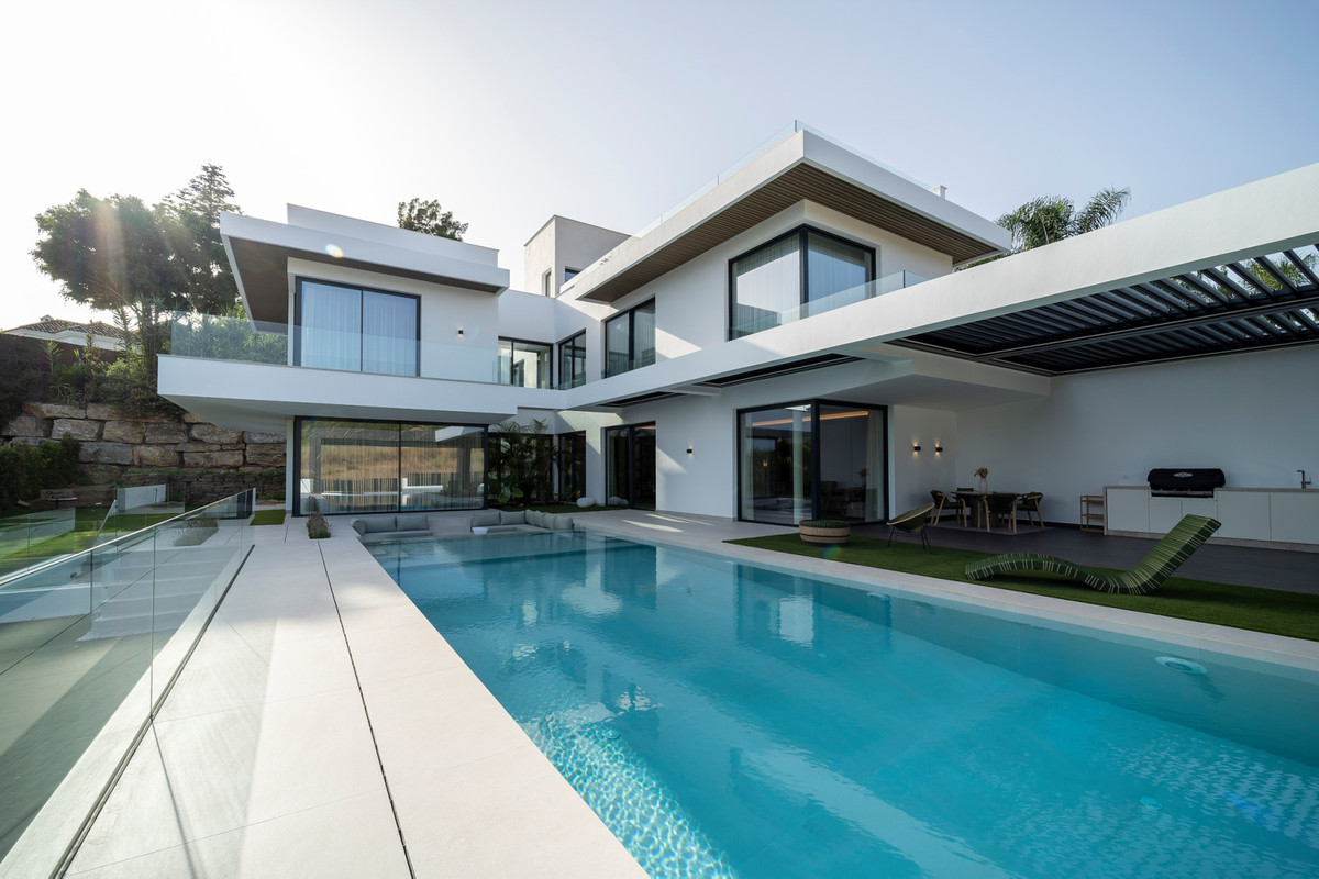 6 Bedroom Villa for Sale in El Paraiso