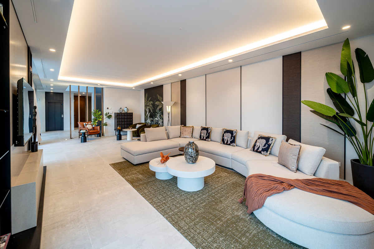 6 Bedroom Villa for Sale in El Paraiso — 2
