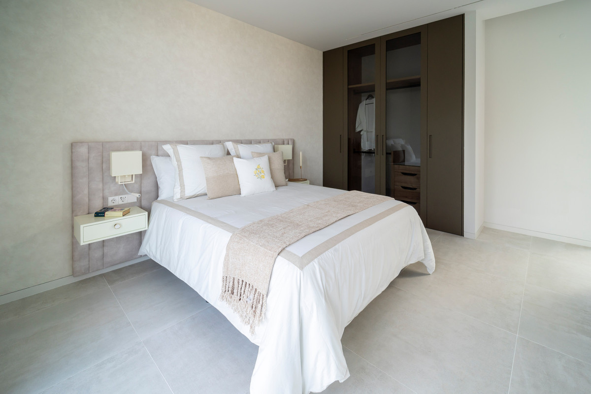 6 Bedroom Villa for Sale in El Paraiso — 3