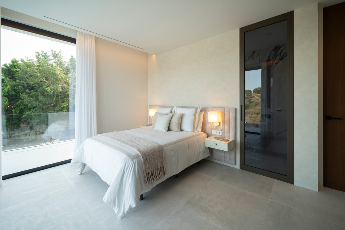 6 Bedroom Villa for Sale in El Paraiso — 7