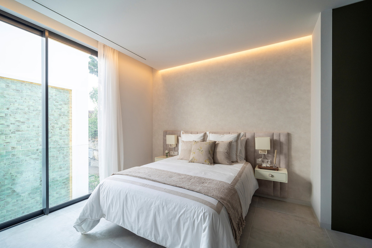6 Bedroom Villa for Sale in El Paraiso — 9