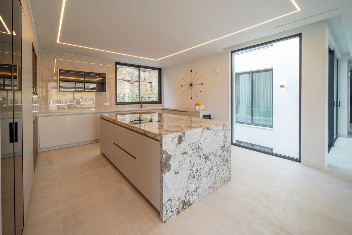 6 Bedroom Villa for Sale in El Paraiso — view 10
