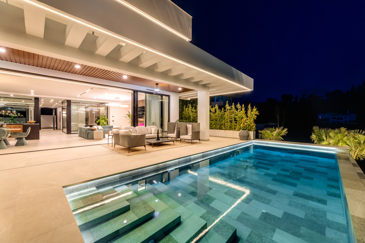 6 Bedroom Villa for Sale in El Madroñal — 3
