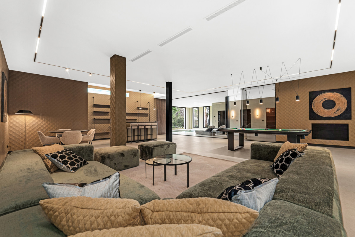 6 Bedroom Villa for Sale in El Madroñal — 6