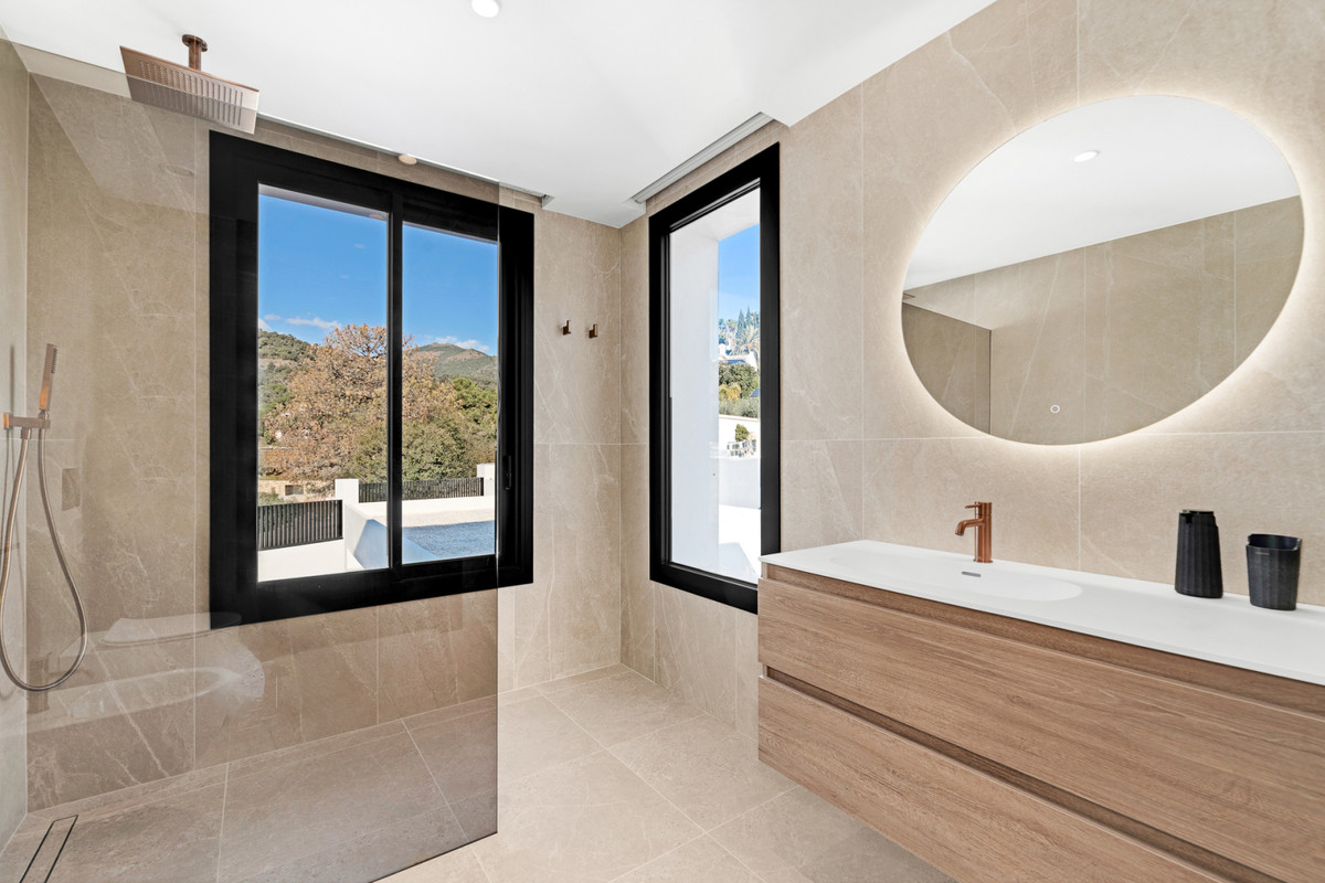 6 Bedroom Villa for Sale in El Madroñal — 9