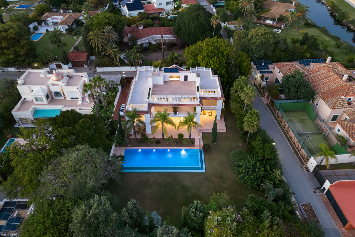 7 Bedroom Villa for Sale in Estepona — 2