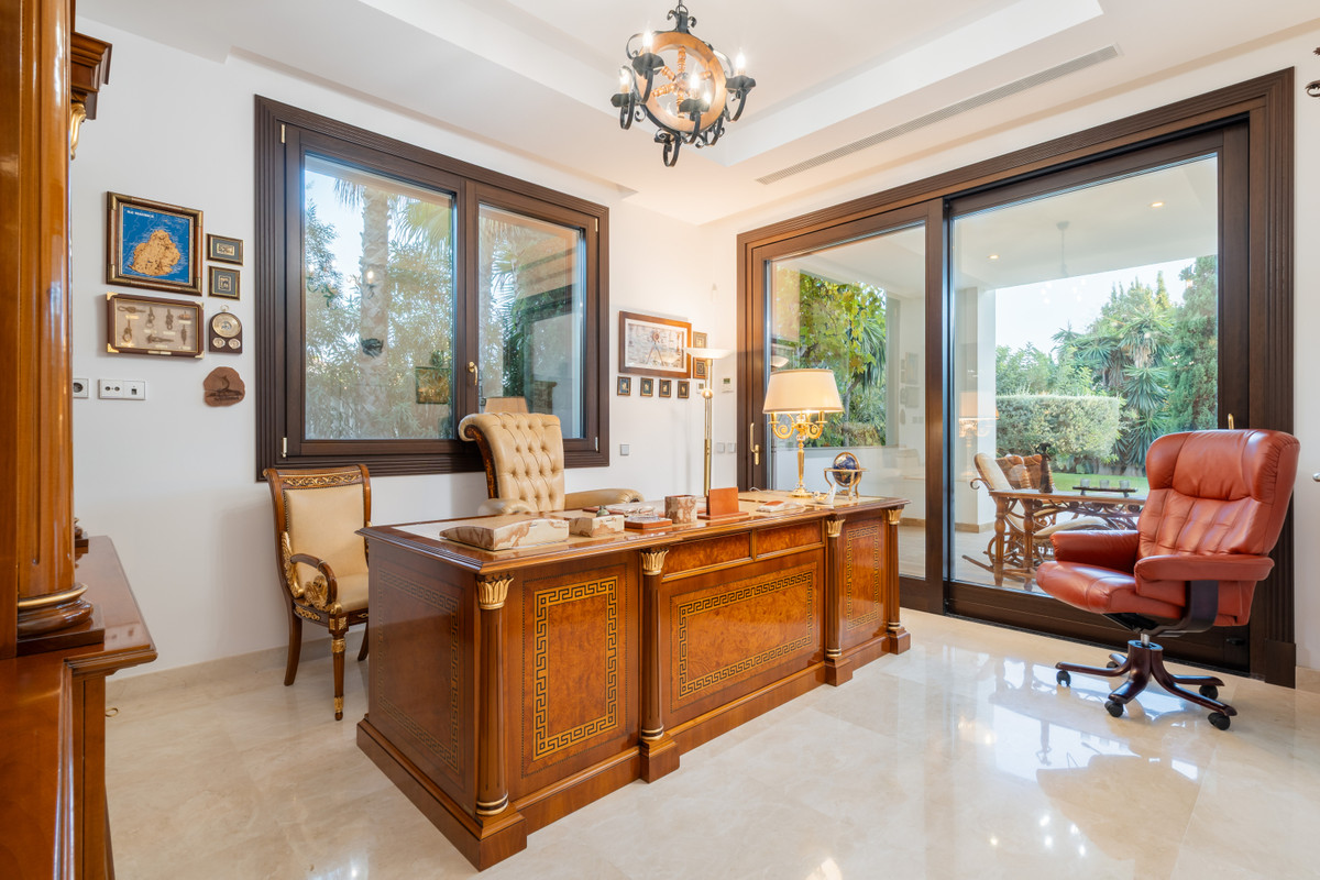 7 Bedroom Villa for Sale in Estepona — 4