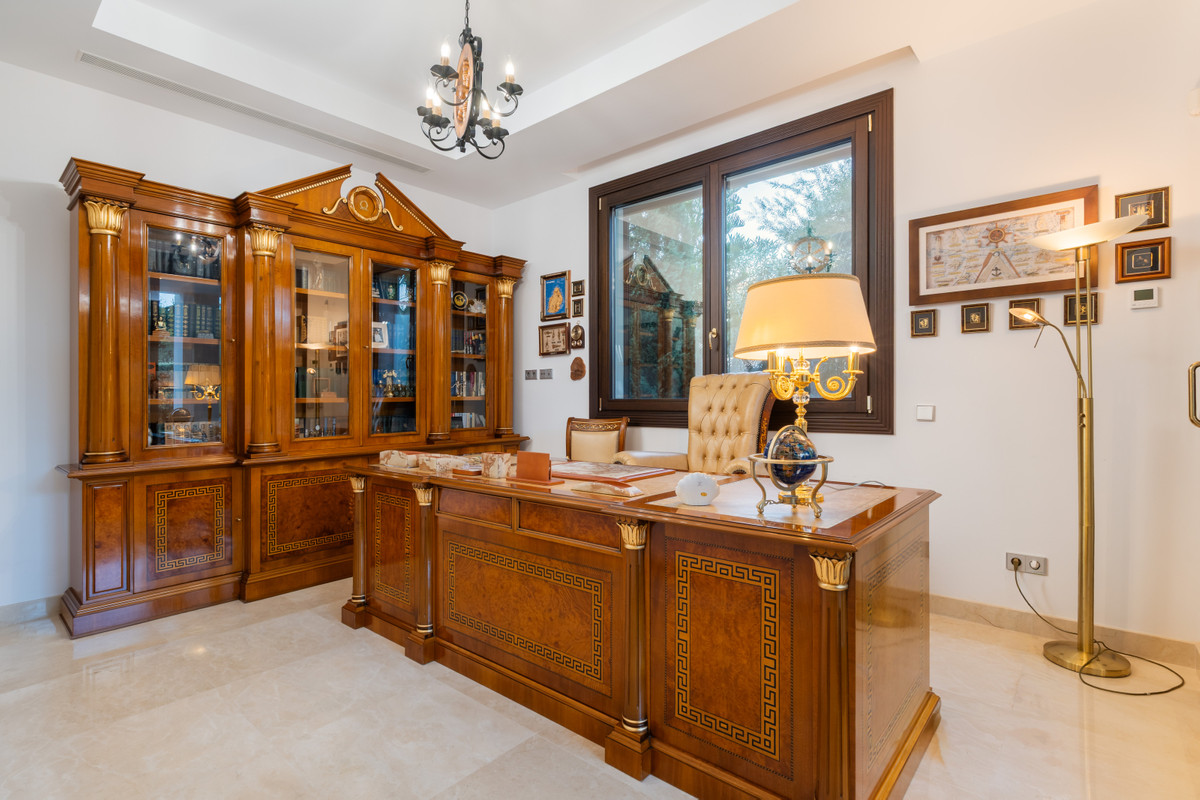 7 Bedroom Villa for Sale in Estepona — 5