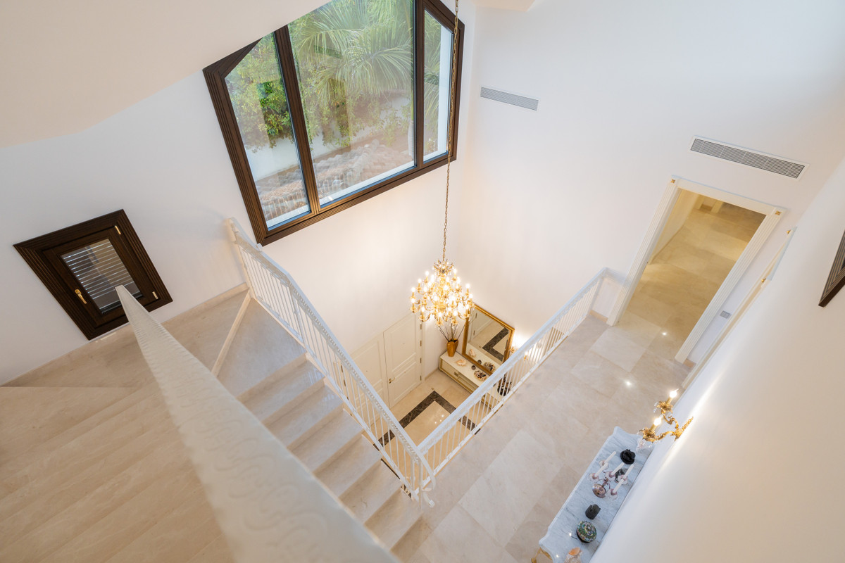 7 Bedroom Villa for Sale in Estepona — 7