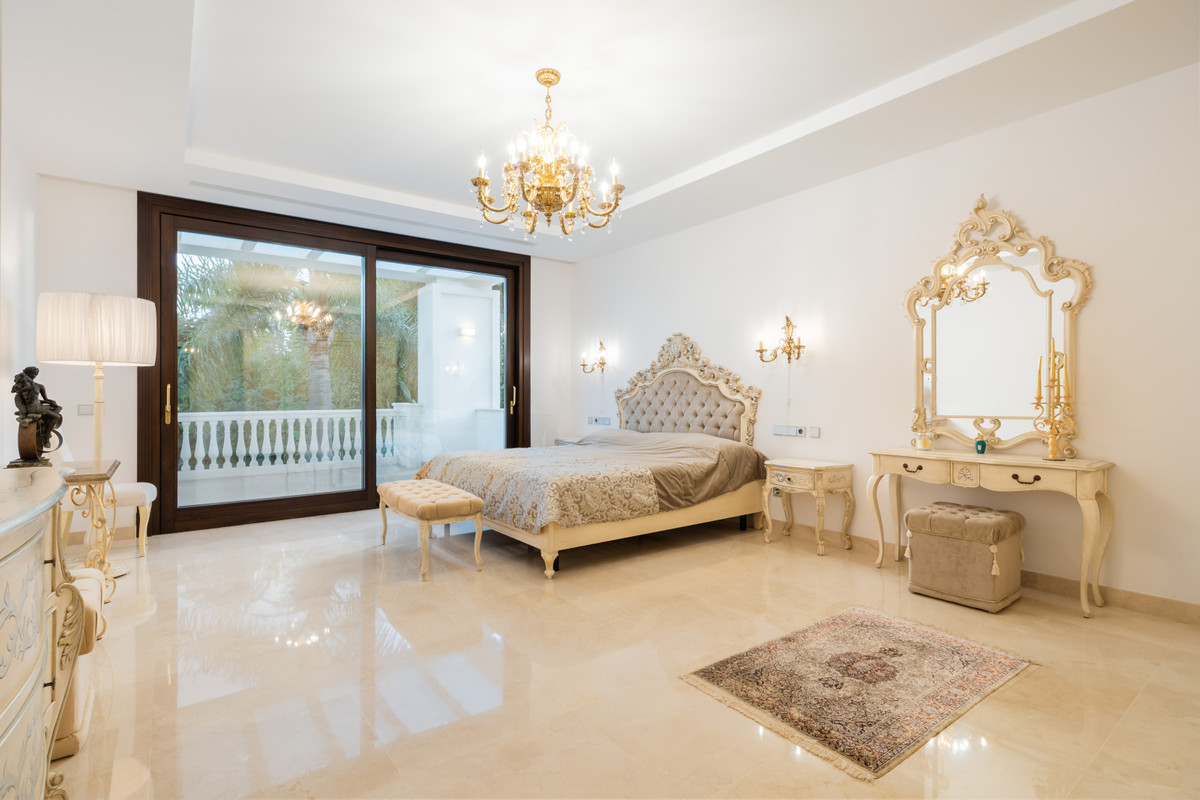 7 Bedroom Villa for Sale in Estepona — 8