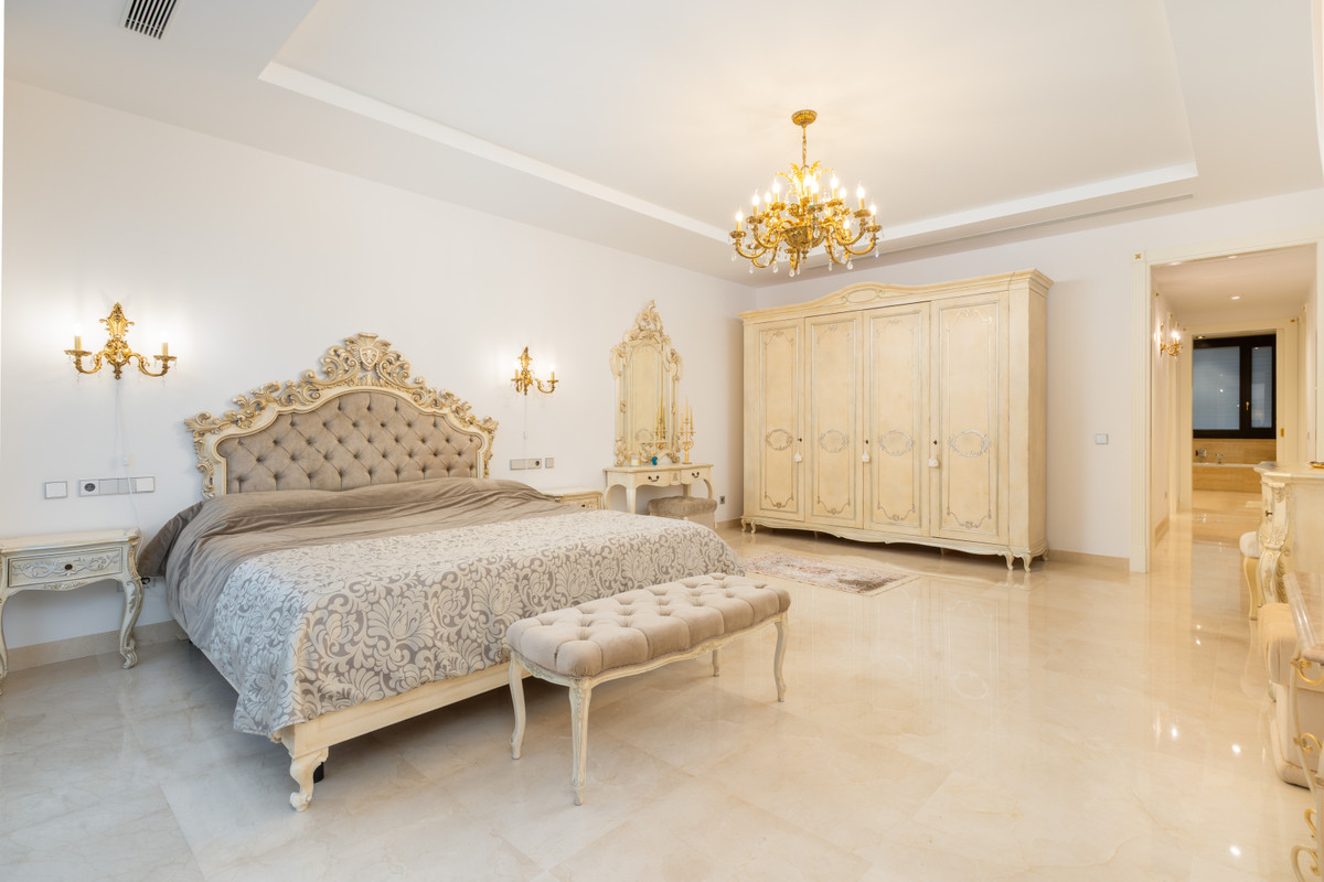 7 Bedroom Villa for Sale in Estepona — 9