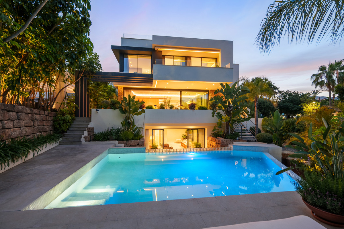 4 Bedroom Villa for Sale in Estepona