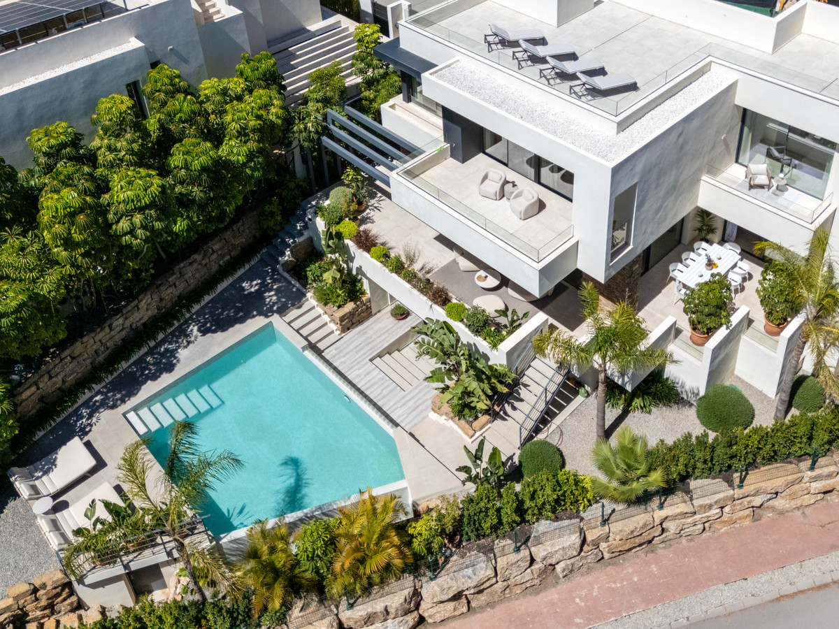 4 Bedroom Villa for Sale in Estepona — 4