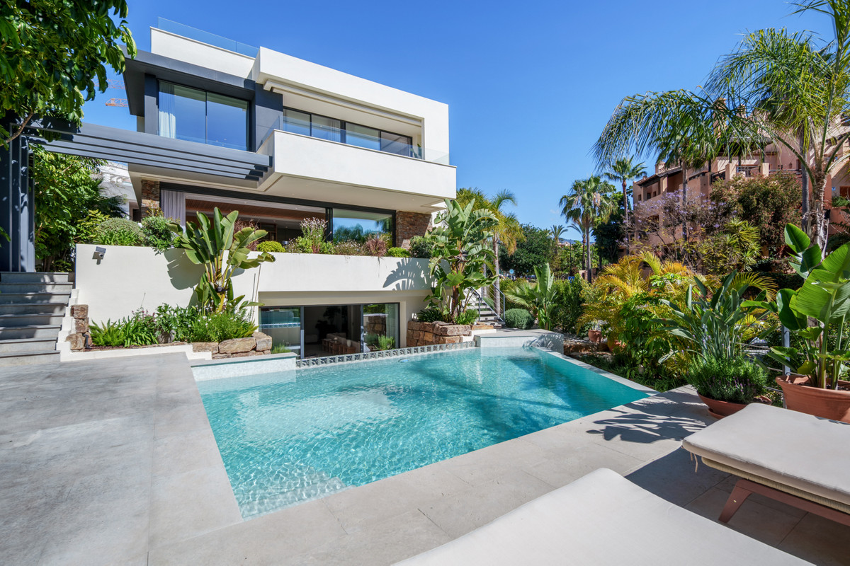 4 Bedroom Villa for Sale in Estepona — 9