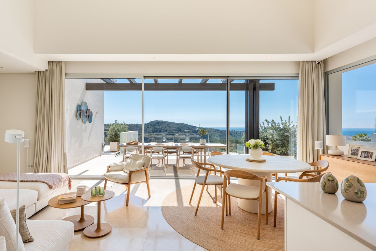 4 Bedroom Apartment for Sale in Benahavís — 2