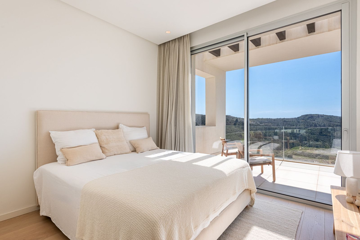 4 Bedroom Apartment for Sale in Benahavís — view 10