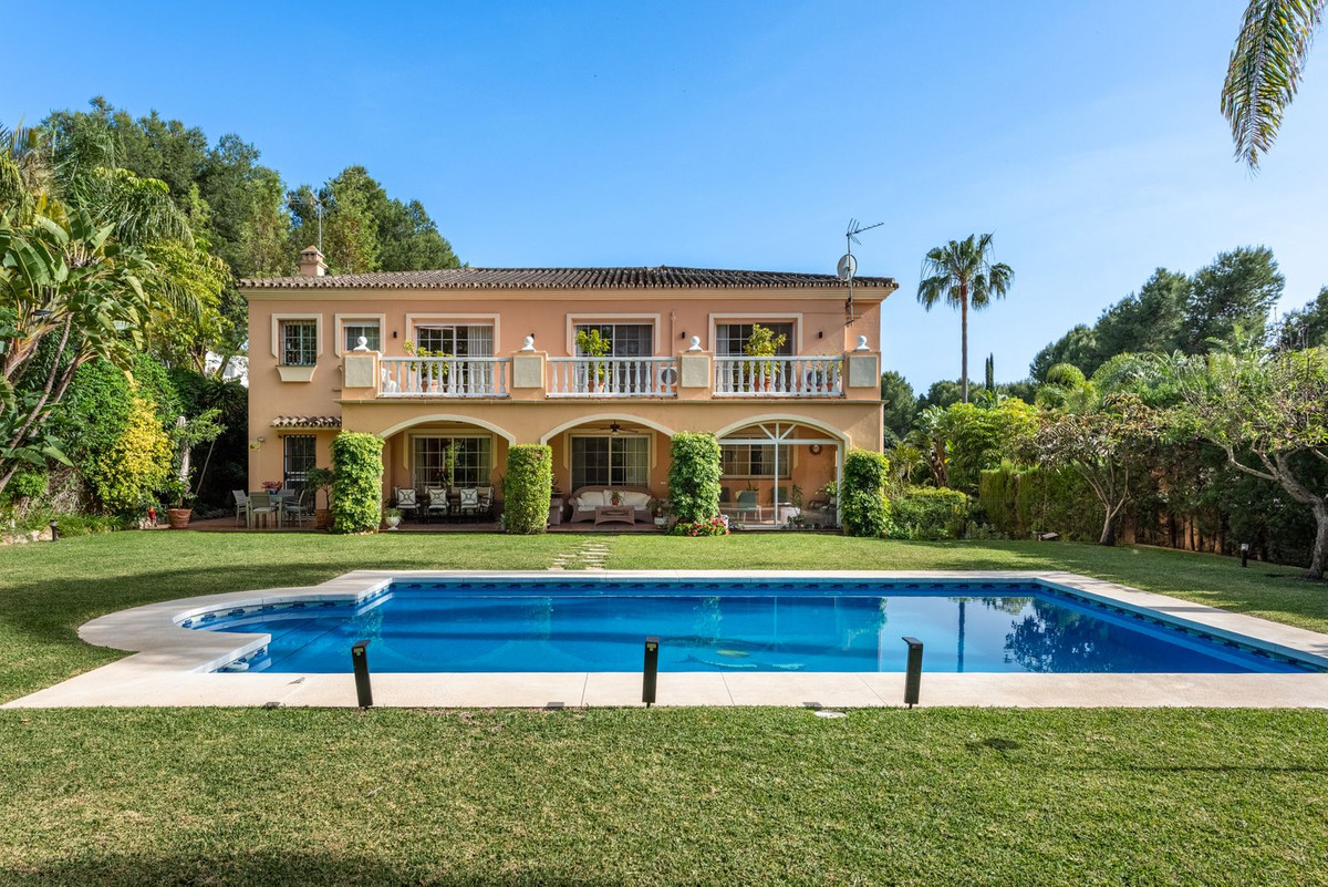 5 Bedroom Villa for Sale in Nueva Andalucía