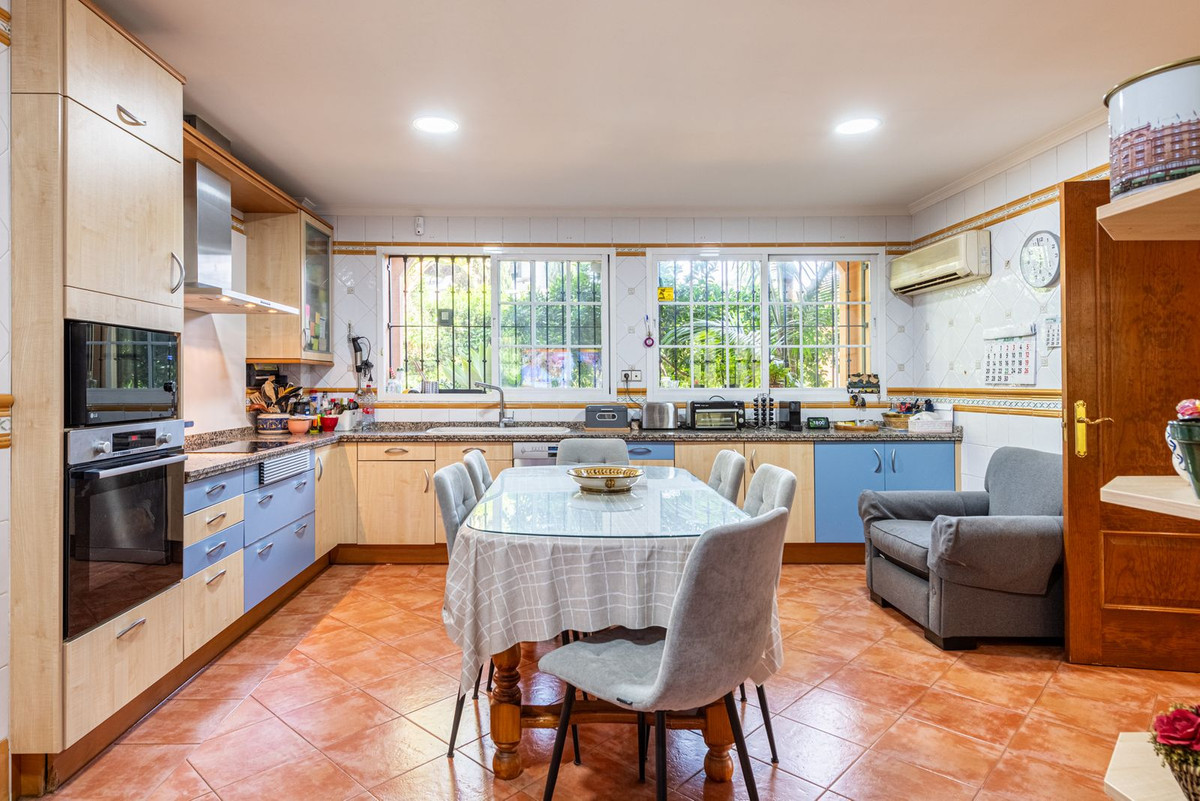 5 Bedroom Villa for Sale in Nueva Andalucía — 2