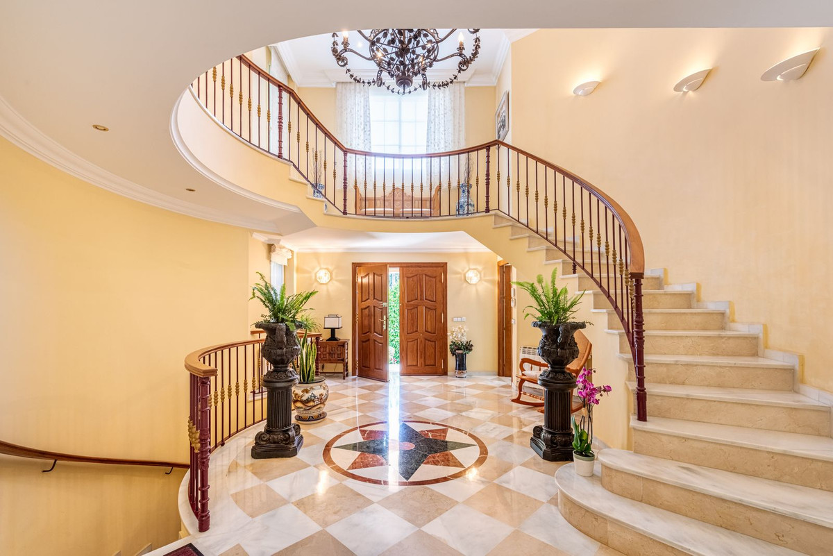 5 Bedroom Villa for Sale in Nueva Andalucía — 6