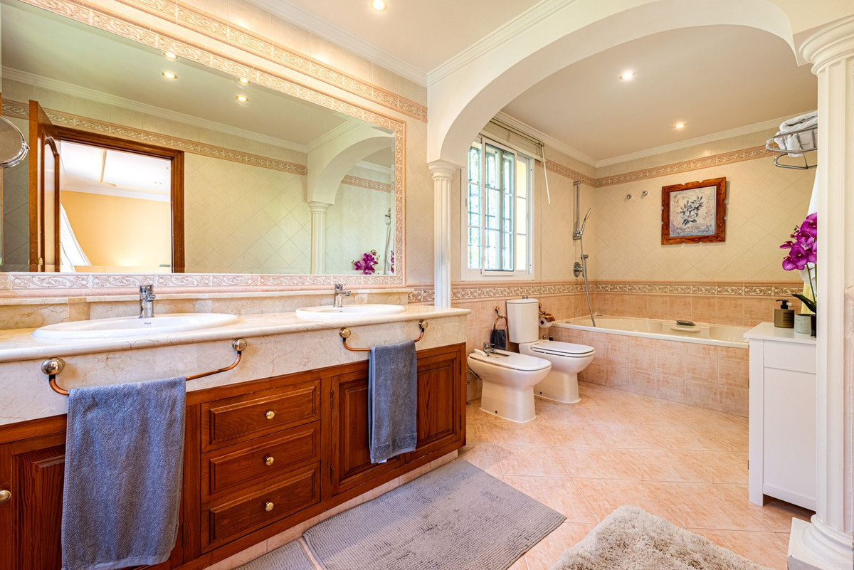 5 Bedroom Villa for Sale in Nueva Andalucía — 8