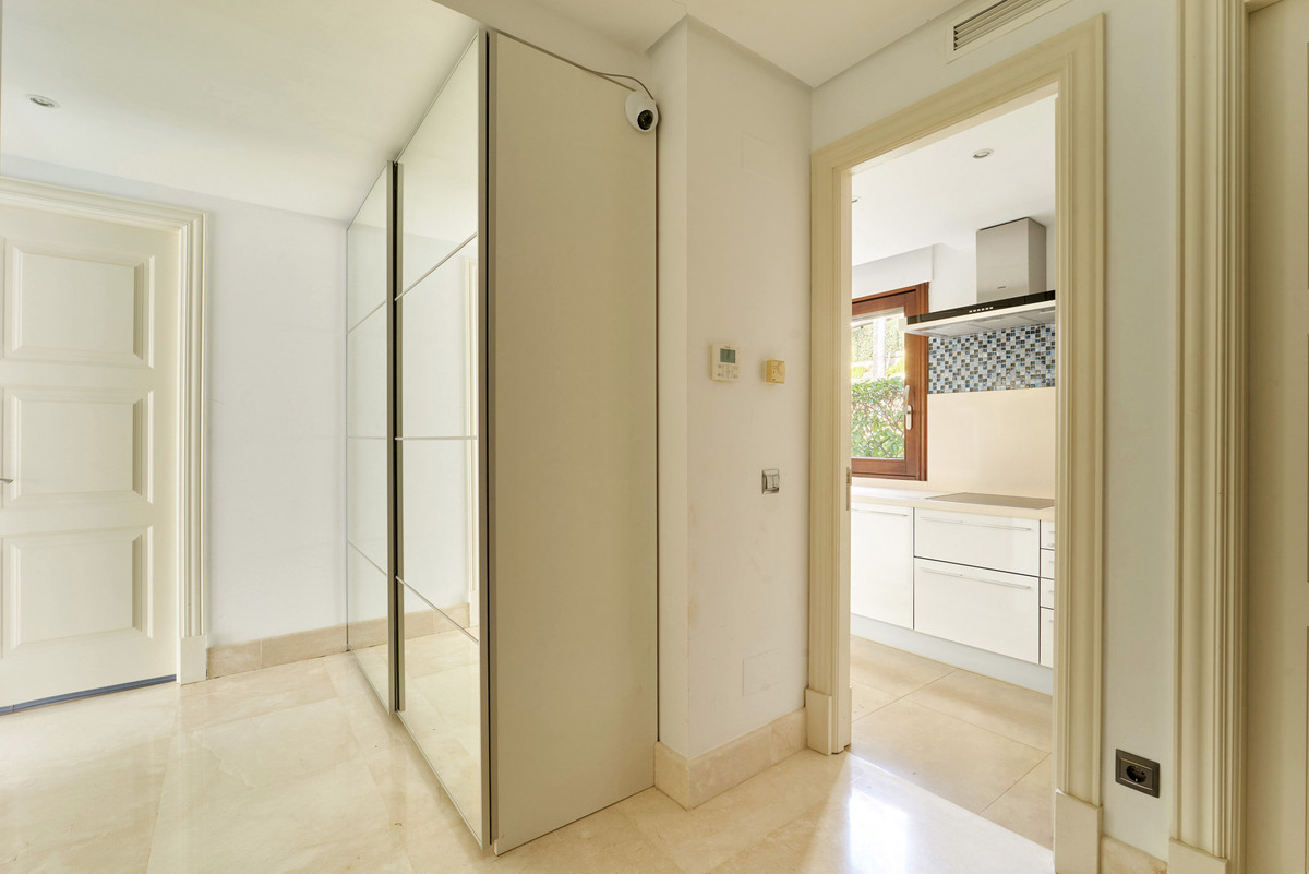 1 Bedroom Apartment for Sale in Estepona — 9