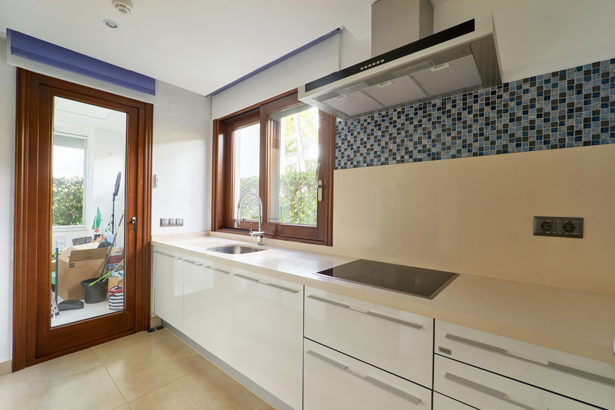 1 Bedroom Apartment for Sale in Estepona — view 10