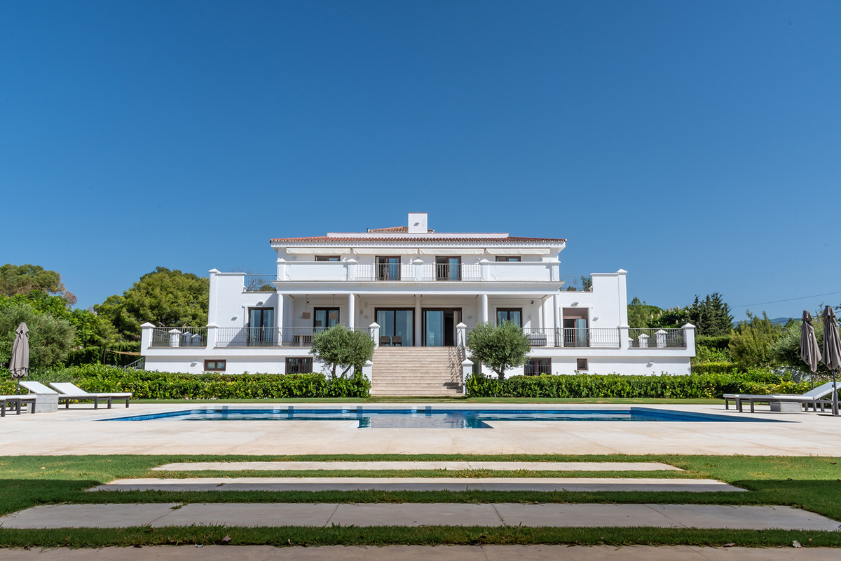 5 Bedroom Villa for Sale in Guadalmina Alta