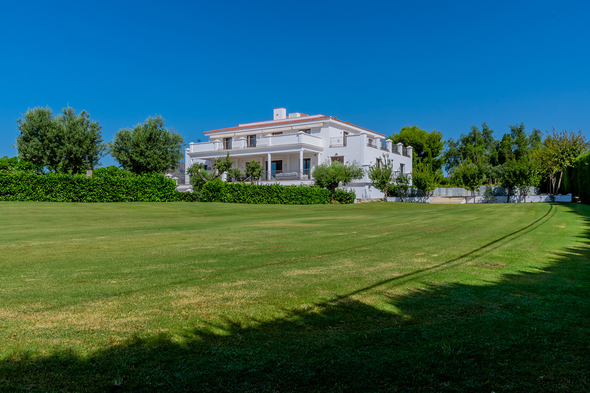 5 Bedroom Villa for Sale in Guadalmina Alta — 2