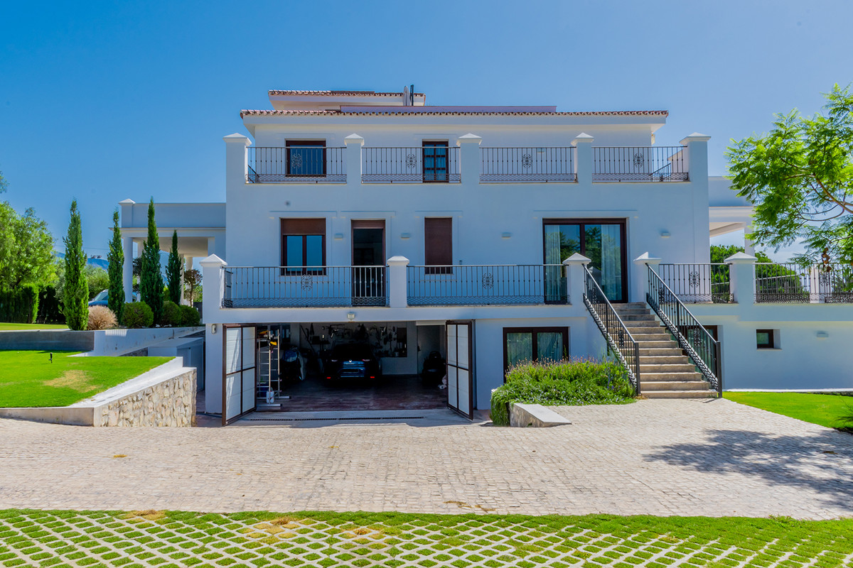 5 Bedroom Villa for Sale in Guadalmina Alta — 5
