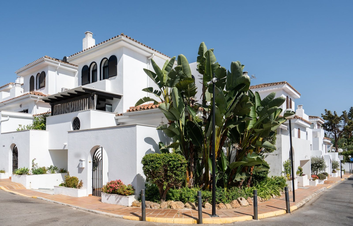 3 Bedroom Villa for Sale in Costalita — 4
