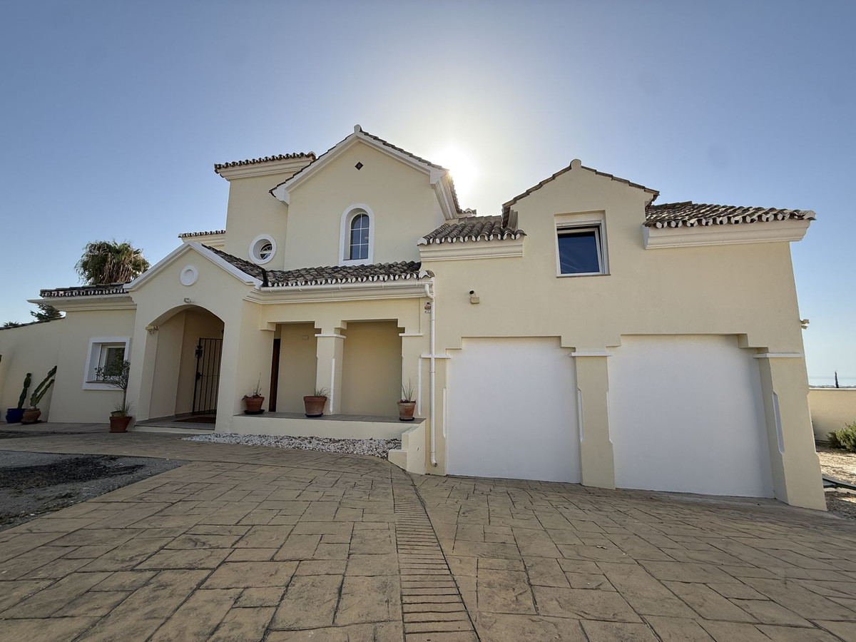 5 Bedroom Villa for Sale in Estepona — 2