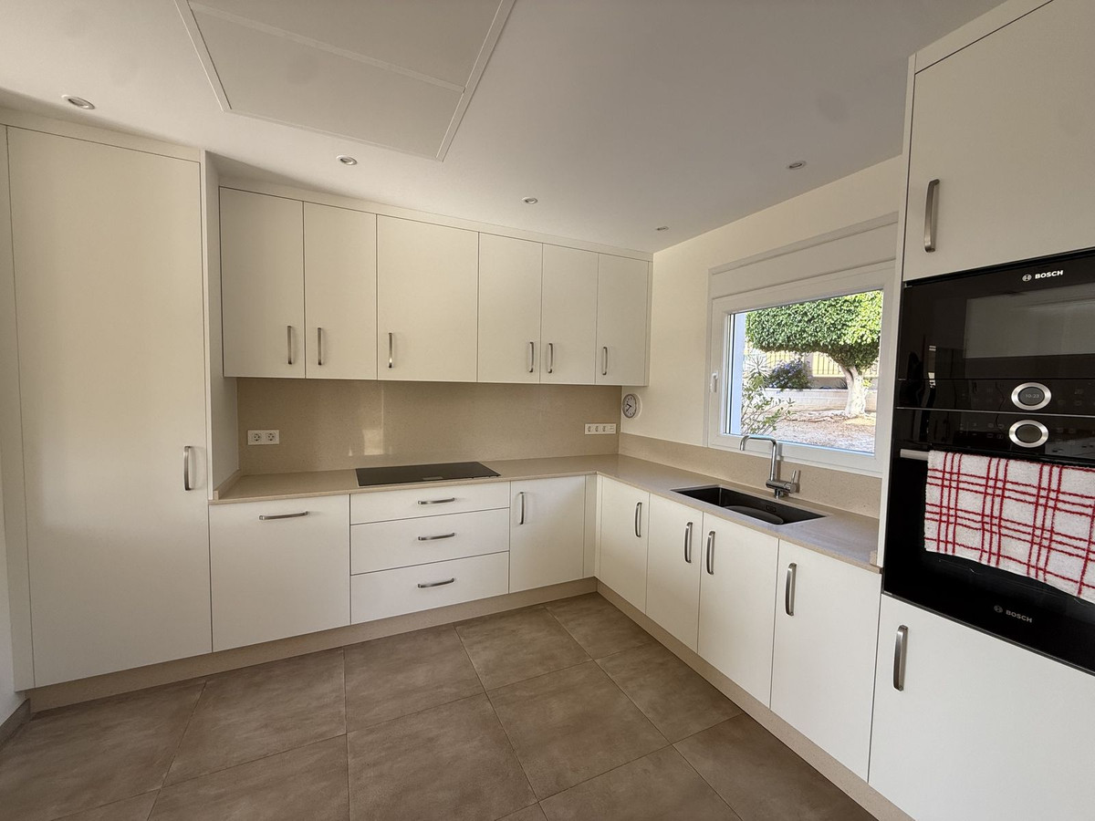 5 Bedroom Villa for Sale in Estepona — 4