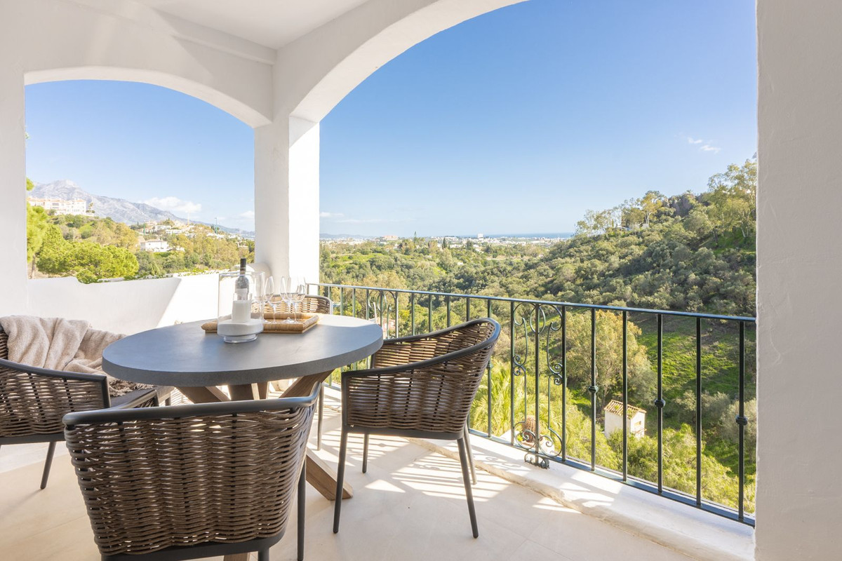 3 Bedroom Apartment for Sale in Benahavís — 2