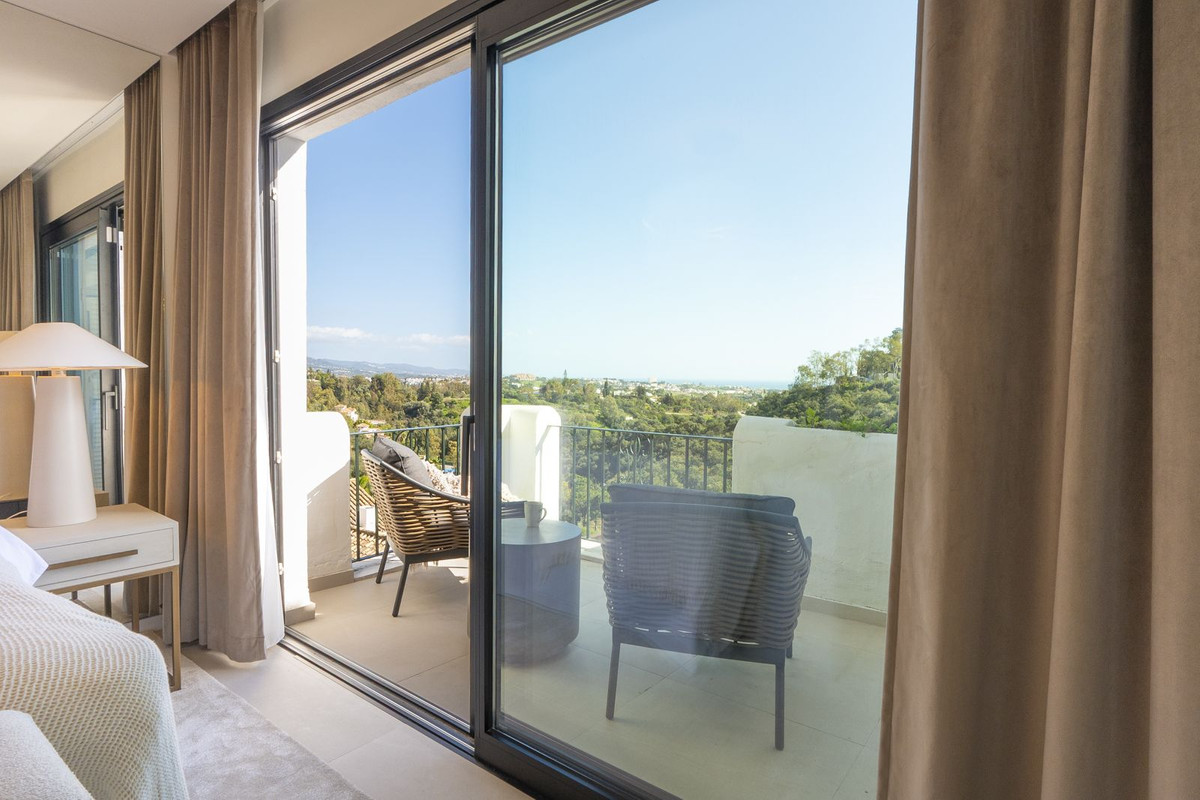3 Bedroom Apartment for Sale in Benahavís — view 10