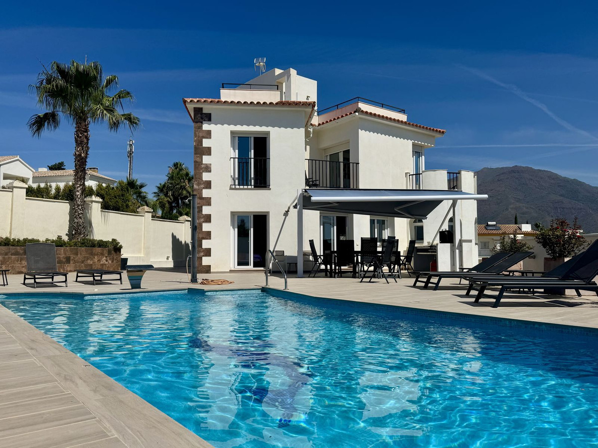 4 Bedroom Villa for Sale in Estepona — 2
