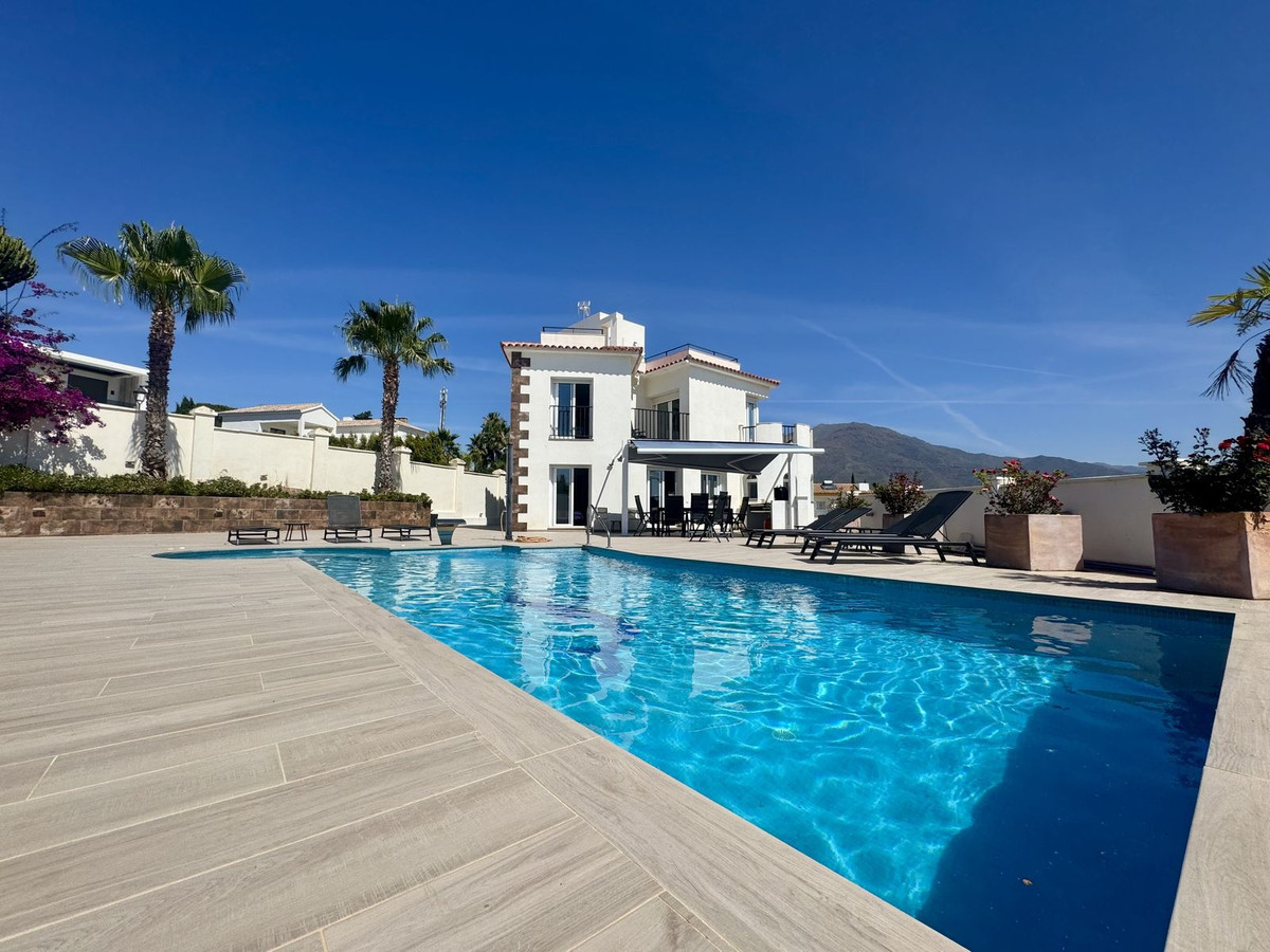 4 Bedroom Villa for Sale in Estepona — 4