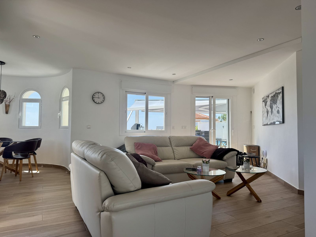 4 Bedroom Villa for Sale in Estepona — view 10
