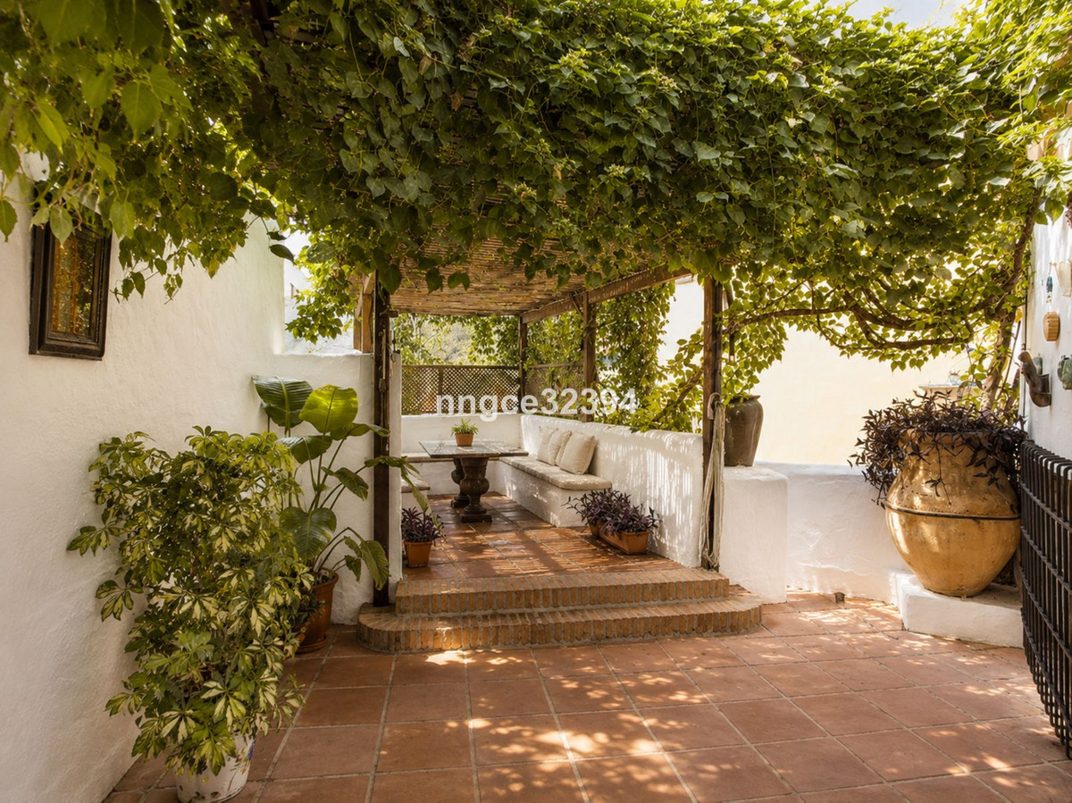 4 Bedroom Villa for Sale in Benahavís