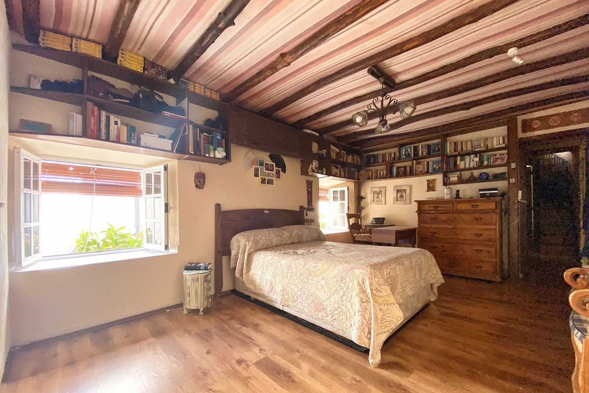 6 Bedroom Villa for Sale in Marbella — 8
