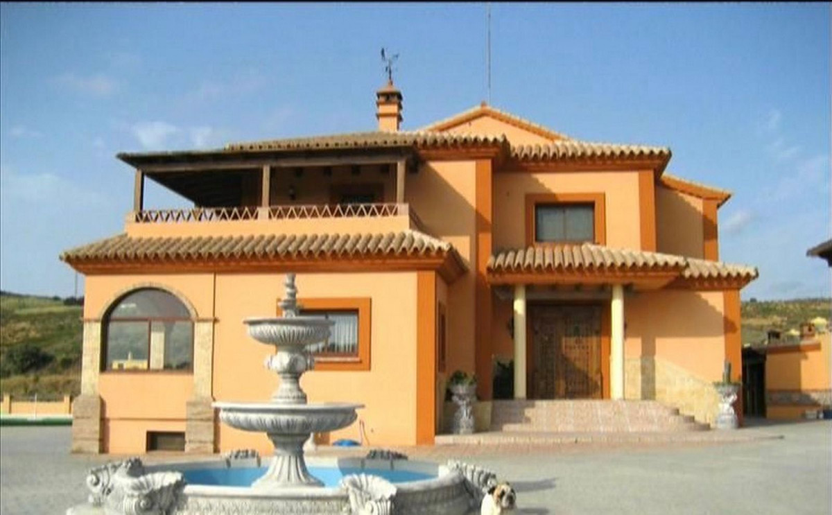 5 Bedroom Villa for Sale in Estepona