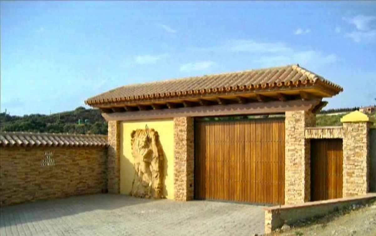5 Bedroom Villa for Sale in Estepona — 2