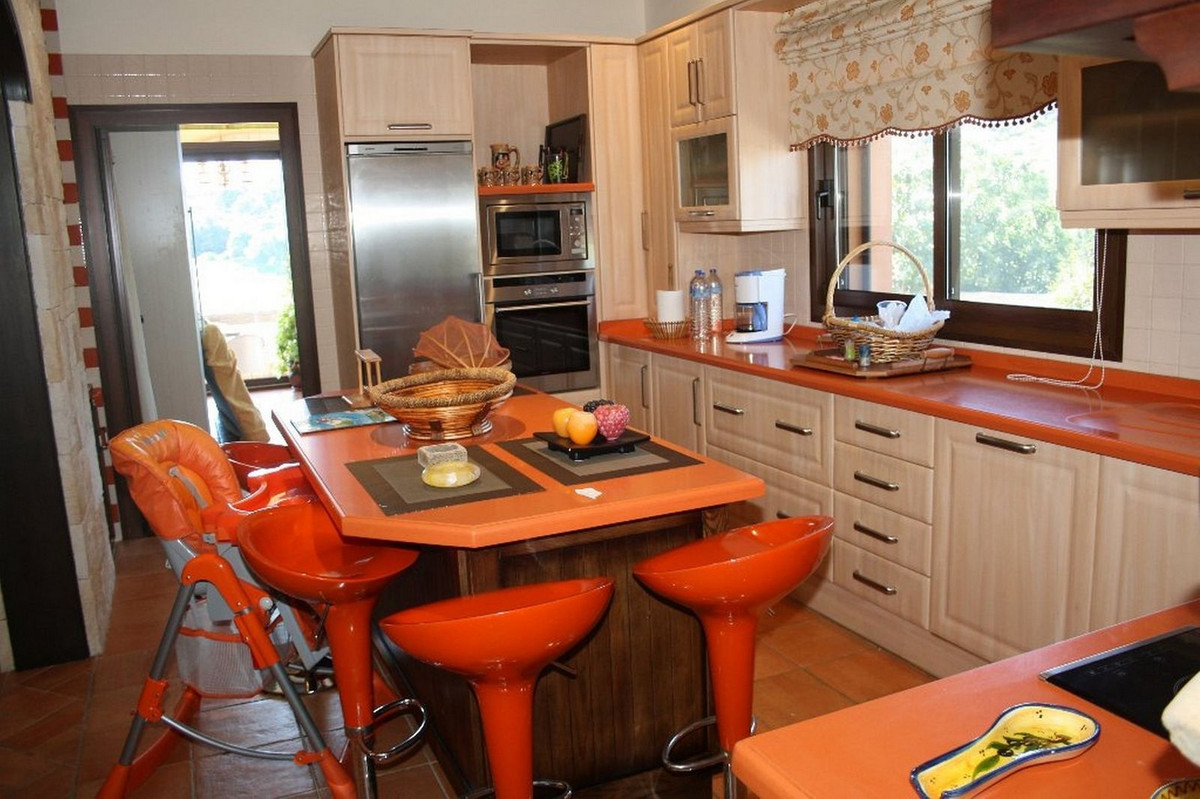 5 Bedroom Villa for Sale in Estepona — 9
