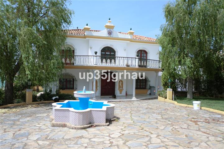 5 Bedroom Villa for Sale in Estepona