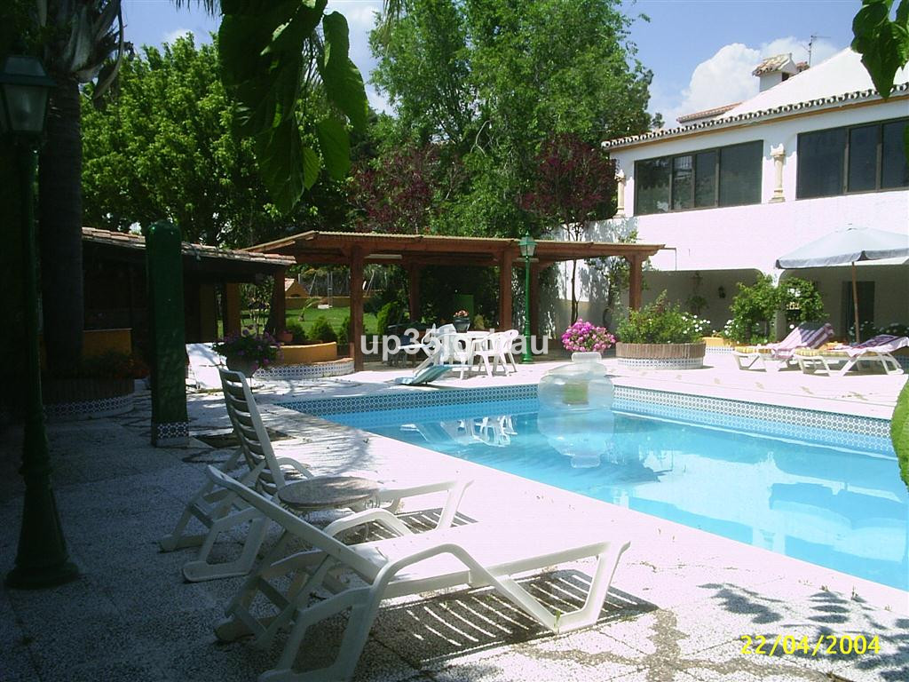 5 Bedroom Villa for Sale in Estepona — 2