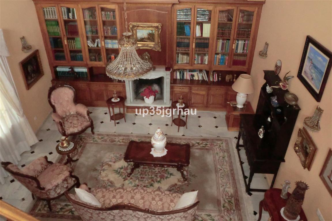 5 Bedroom Villa for Sale in Estepona — view 12