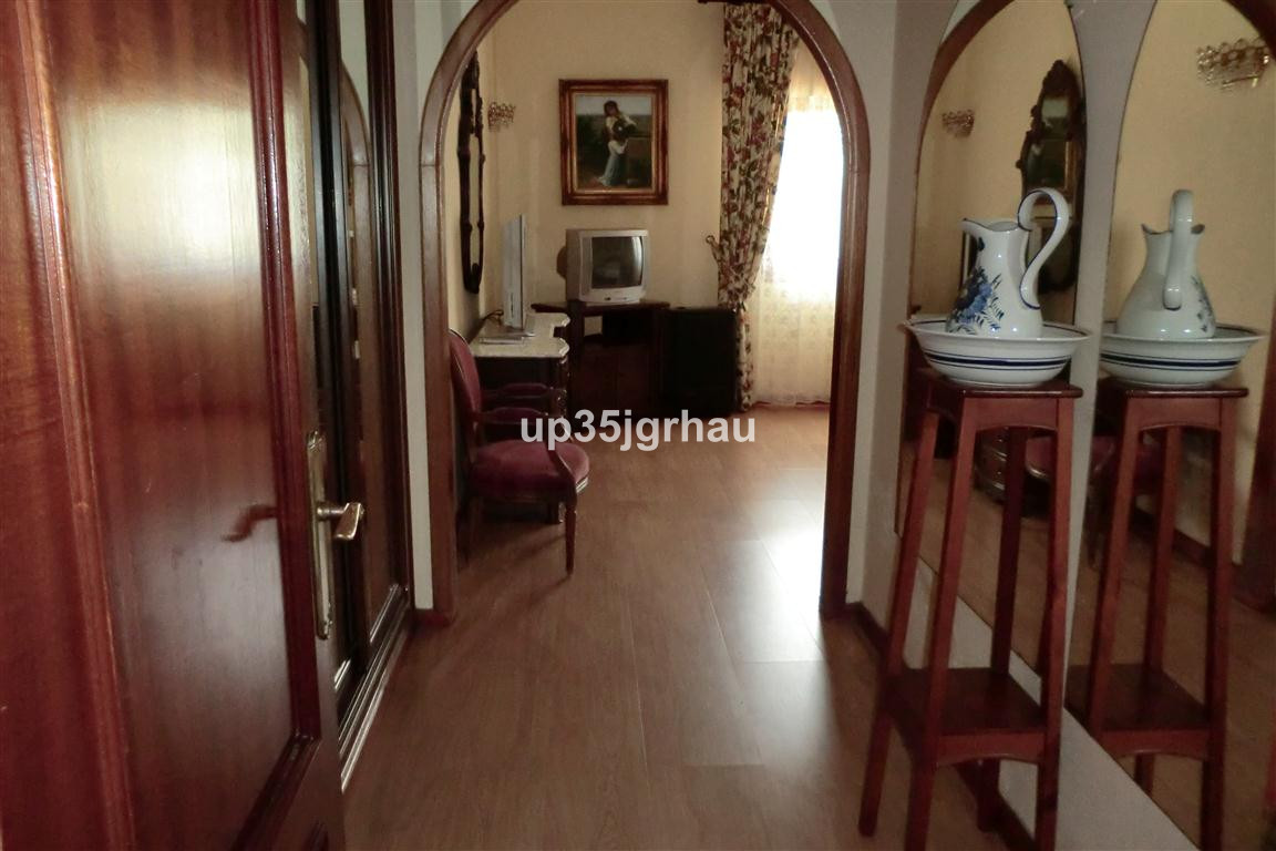5 Bedroom Villa for Sale in Estepona — view 14