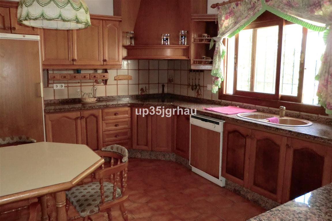 5 Bedroom Villa for Sale in Estepona — view 18